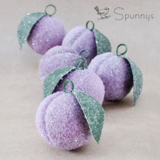 Décoration prunes givrées DIY boules ouate de cellulose